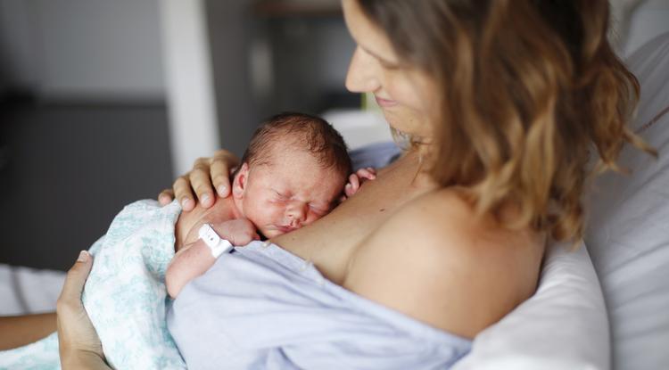 A szülés utáni bőrkontaktusnak kulcsfontosságú szerepe van.