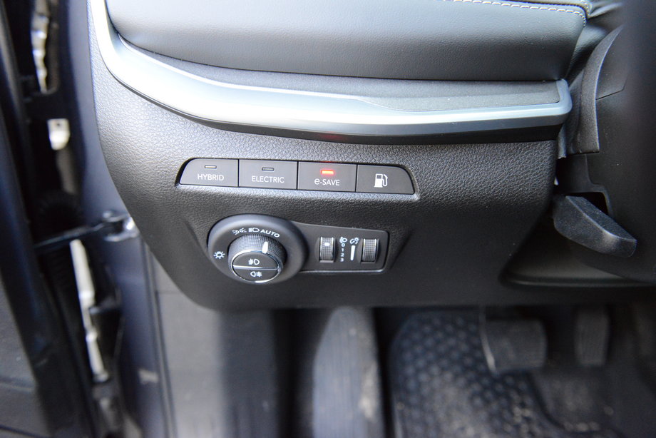 Jeep Compass 4xe może poruszać się w trybie elektrycznym, hybrydowym lub zapewniającym ładowanie baterii. W tym ostatnim przypadku spalanie wyraźnie rośnie.