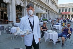 Granica zamknięta a tłumy turystów z Austrii nad morzem koło Wenecji