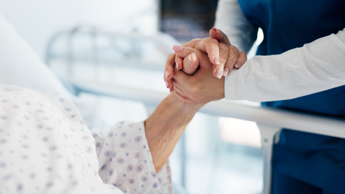 Aparținătorii pacienților oncologici ar putea avea dreptul la concediu și indemnizație și pentru însoțirea la investigații medicale. Proiectul a fost votat în Senat