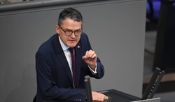 Niemiecki polityk wzywa do "przyzwoitości" w relacjach z Polską. "Po 80 latach czas zmienić narrację"