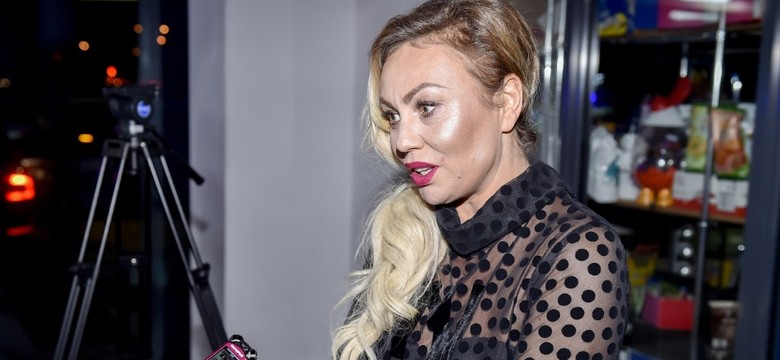 Bynajmniej nie seksownie... Trudny do zniesienia prześwit w sukni Moniki Jarosińskiej. FOTO