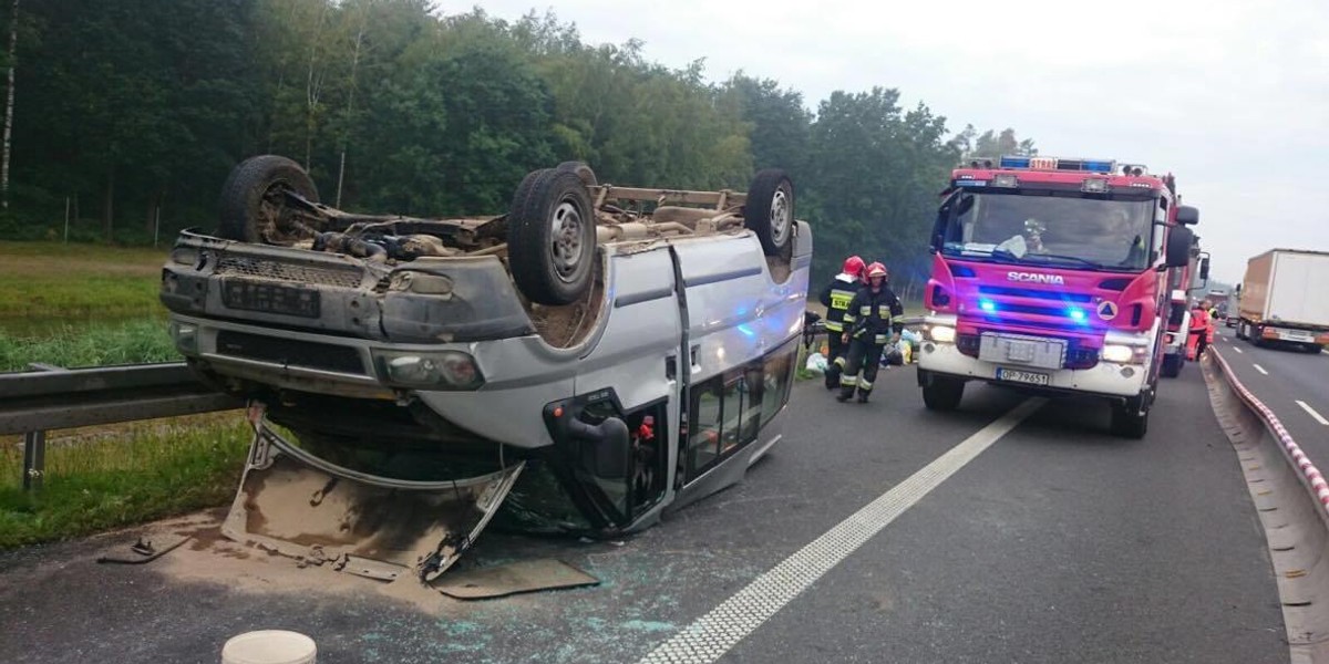 Bus dachował na A4