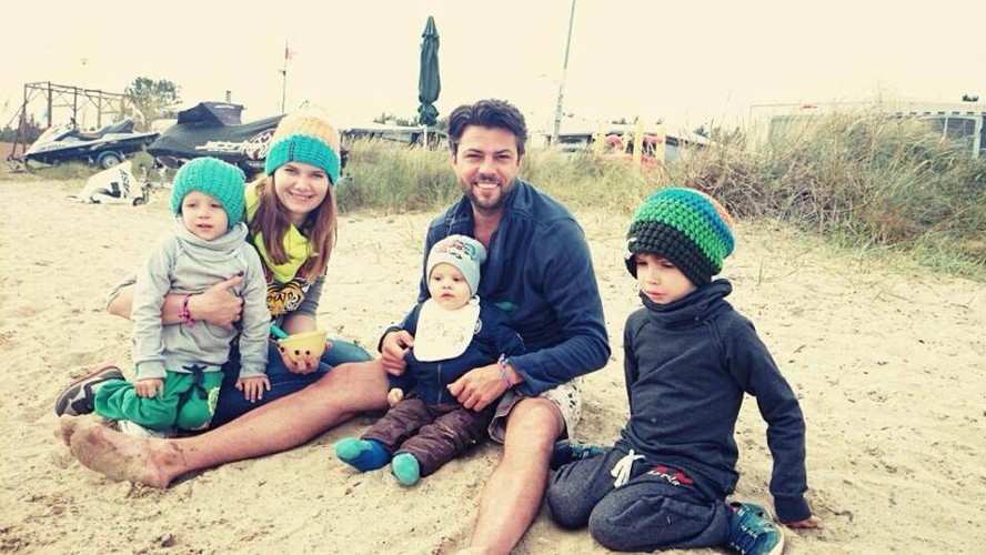 Olivier Janiak i Karolina Malinowska z dziećmi