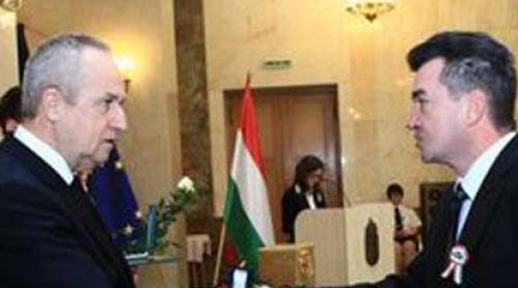 Verekedett, majd rendőrök vitték el Kriza Ákos bizalmasát