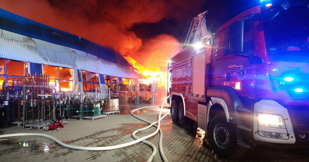 Dym sparaliżował okolicę. Proszą ludzi, by nie otwierali okien. Na miejscu dziesiątki strażaków
