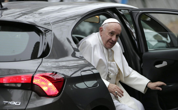 Lepszy niż maybach. Papież Franciszek nowym fiatem tipo pojechał na spotkanie z królem