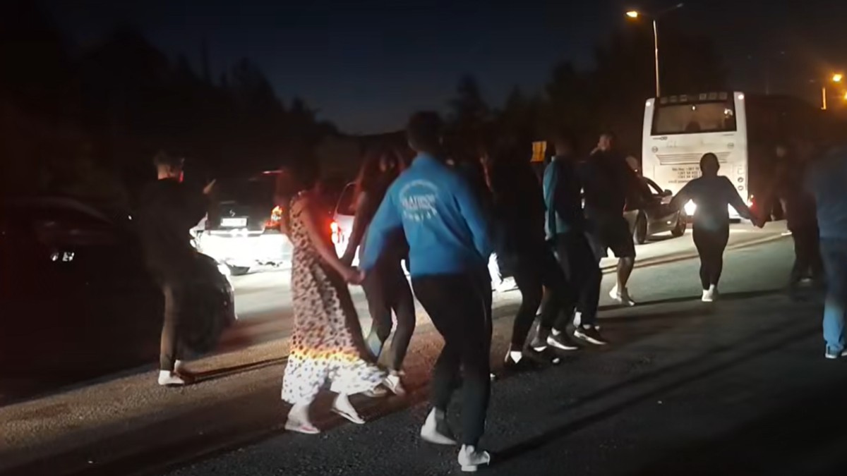 Srbi poveli kolo na grčkoj granici Evzoni