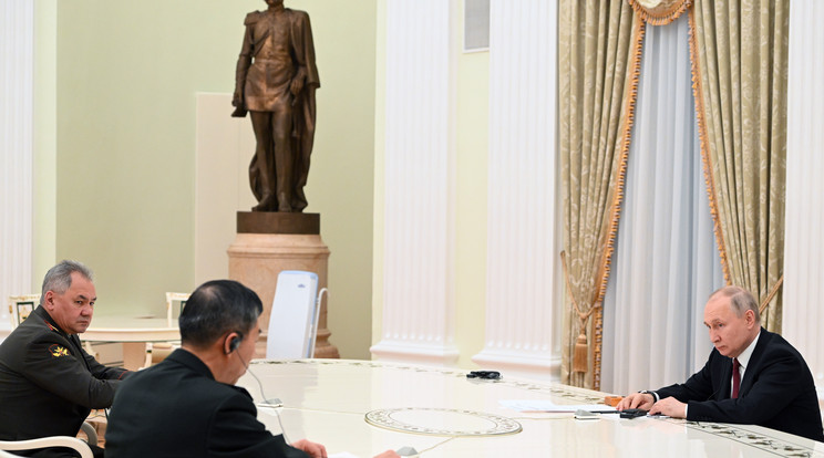 Vlagyimir Putyin orosz elnök is fogadta a hivatalos látogatáson Oroszországban tartózkodó Li Sang-fu kínai védelmi minisztert.  Jelen van Szergej Sojgu orosz védelmi miniszter (b) is moszkvai Kremlben/ Fotó .MTI/EPA/Szputnyik/Orosz elnöki sajtószolgálat/Pavel Bednyakov