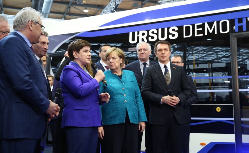 Beata Szydło i Angela Merkel na tle wodorowego Ursusa City Smile Fuel Cell Electric Bus