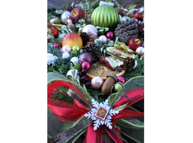 Świąteczna 'miotła' - stroik udekorowany bombkami, szyszkami i suszonymi owocami, związany ozdobną kokardą. Autorka: Marta Jarosińska-Mańka