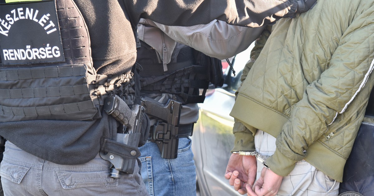 Lányokat futtató csoportra csaptak le a hevesi rendőrök, autós üldözés lett belőle - videó