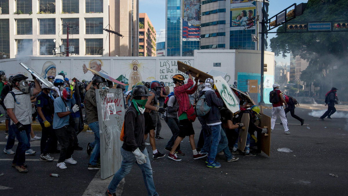 Ponad 160 tys. osób uczestniczyło wczoraj w stolicy Wenezueli, Caracas, w antyrządowej demonstracji, jednej z największych od rozpoczęcia fali protestów w tym kraju na początku kwietnia - poinformowała opozycja. Podczas demonstracji doszło do starć z policją.