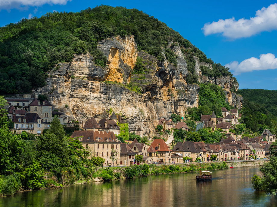 La Roque-Gageac is a village built right into the cliffs that line the Dordogne River in southern France. Billed as one of the most beautiful villages in France, La Roque-Gageac has its own natural solarium (formed by rocks), which houses a number of exotic plants.