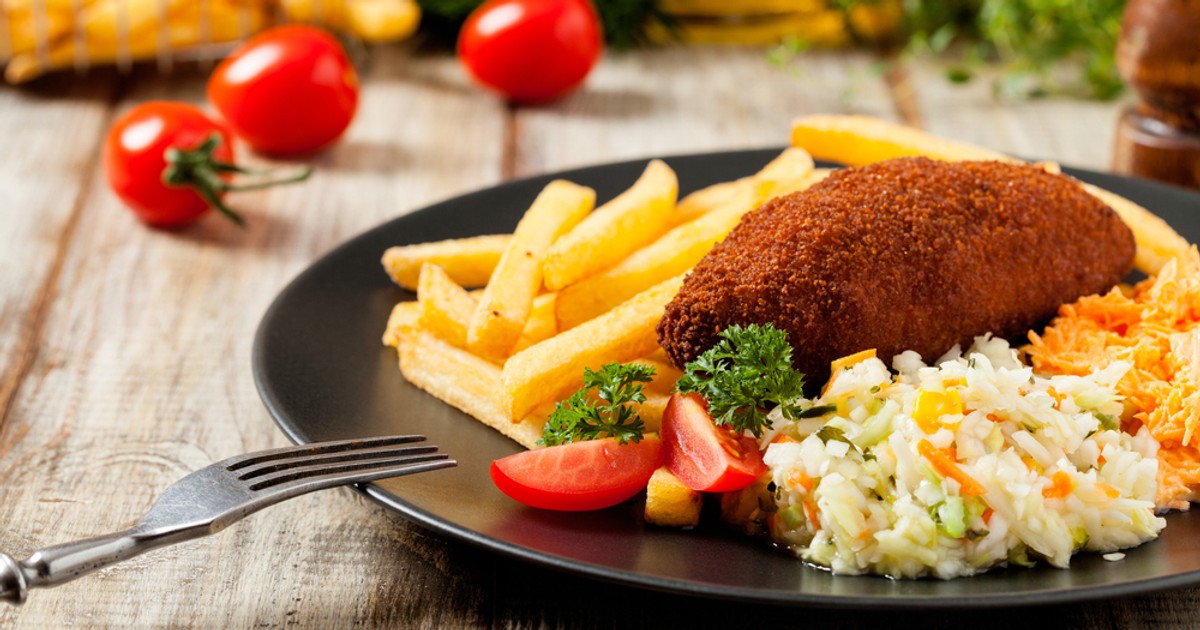 Kotlet de volaille z frytkami i surówką obiad idealny Gotowanie