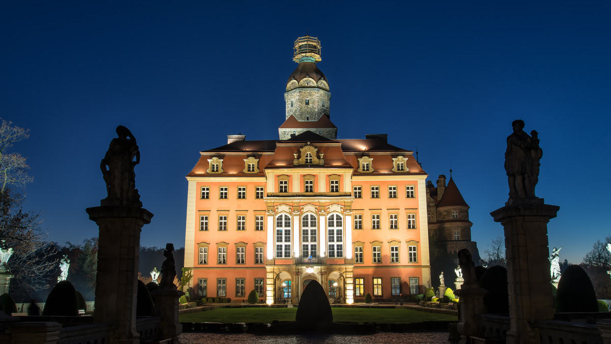 Wykonany w 1892 r. adres powitalny, najstarsza pamiątka związana z obecnością księżnej Daisy w Książu, został przekazany w depozyt Zamkowi Książ przez Muzeum Narodowe we Wrocławiu.