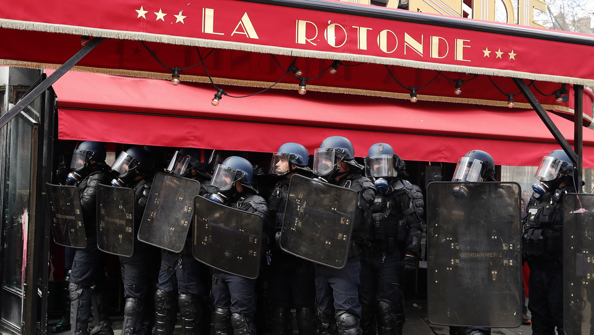 Zamieszki we Francji. Demonstranci podpalili ulubioną restaurację Macrona