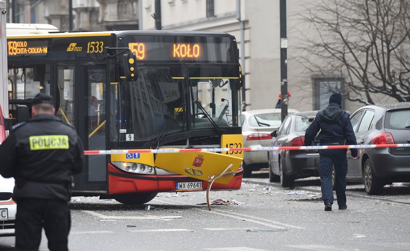 Uszkodzony autobus na przystanku