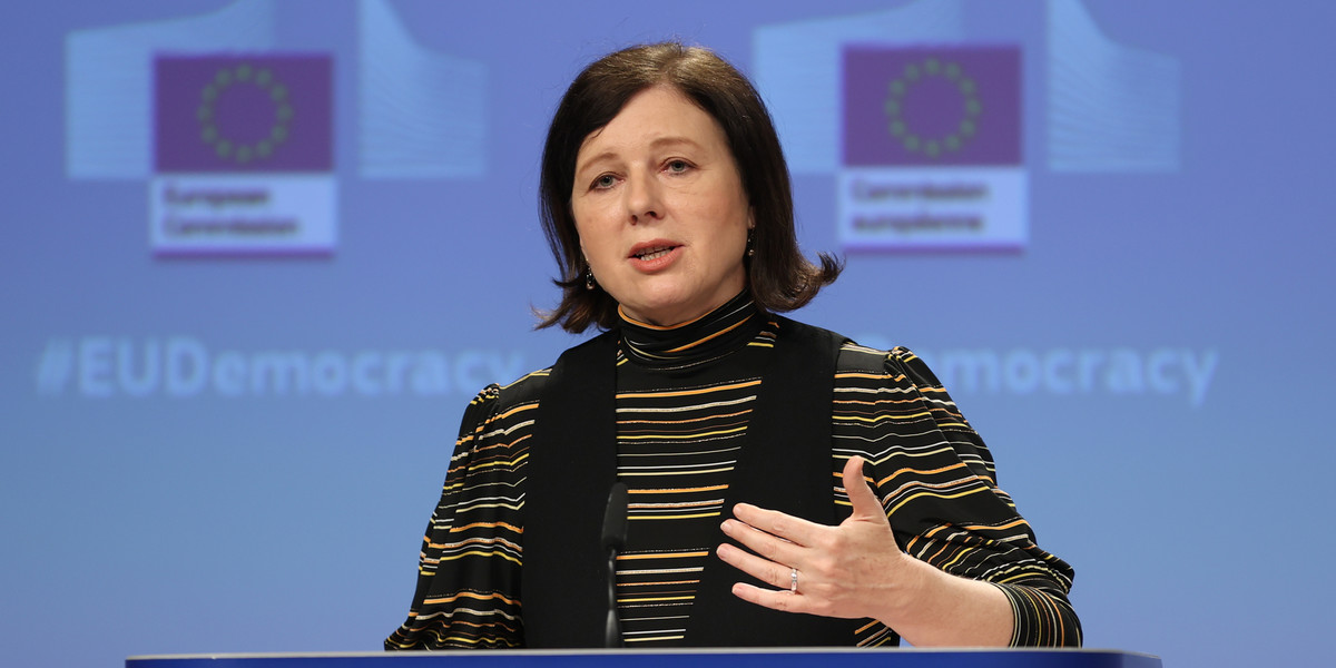 Vera Jourova zagroziła Polsce odpowiednimi krokami, jeśli ustawa lex TVN zostanie podpisana przez prezydenta.