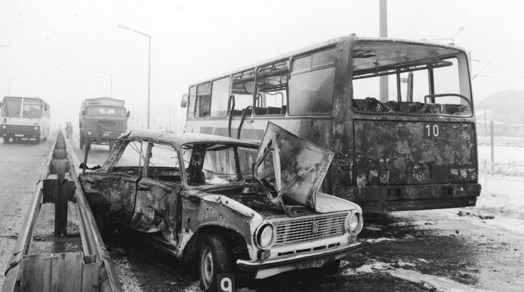 A Ferihegyi gyorsforgalmi úton történt merényletben kiégett busz és a robbantáshoz használt gépkocsi. / MTI Fotó Archív: H. Szabó Sándor