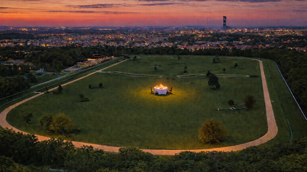 Kolacja przy świecach na samym środku partynickiego toru - ten stół może zostać nakryty dla Ciebie!