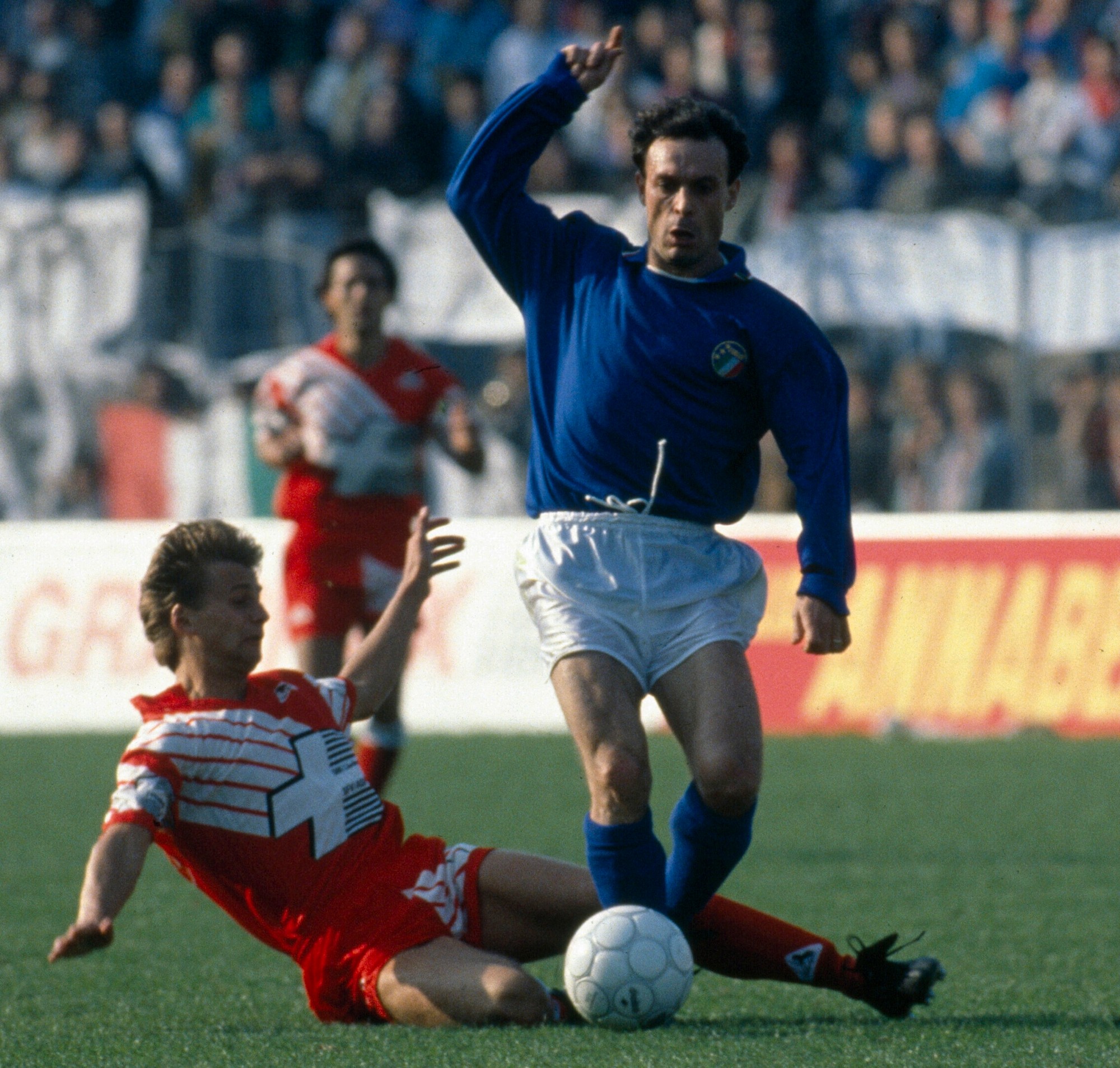 Na archívnej snímke z 9. júna 1990 taliansky futbalista Salvatore Schillaci (vpravo) počas zápasu Taliansko - Rakúsko na domácom svetovom šampionáte v Ríme.