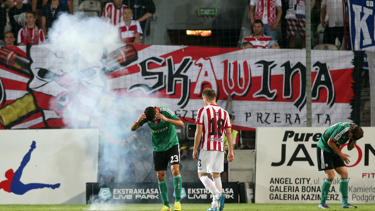 Komisja Ligi na posiedzeniu rozpatrzyła sprawę incydentu podczas meczu Cracovia - Legia Warszawa, do którego doszło podczas ostatniej kolejki T-Mobile Ekstraklasy. Decyzją Komisji uznano, że stadion przy ul. Kałuży nie zostanie zamknięty, a to ze względu na działania podjęte przez klub - szybkie zidentyfikowanie sprawców oraz nałożenie na nich 2-letnich klubowych zakazów stadionowych.