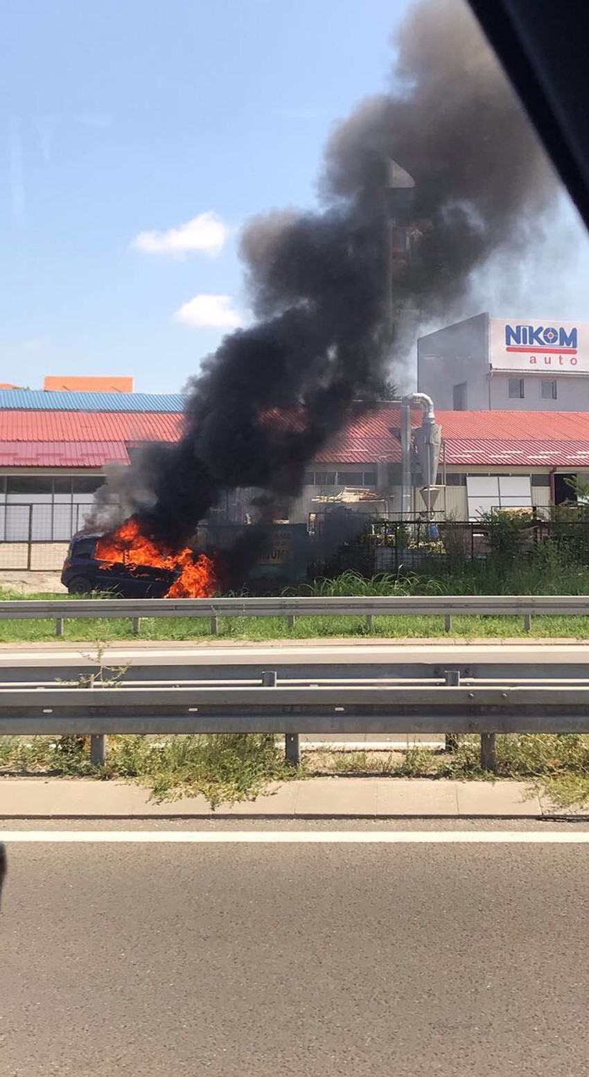 Zapalio se automobil na autoputu