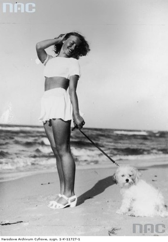 Tancerka Ziuta Buczyńska z pieskiem na plaży