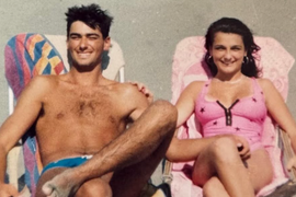 "DŽORDŽ KLUNI IZ PRIŠTINE" bio je NAJPOZNATIJI ROKER na Kosovu, a onda je upoznao NJU i 1992. napustio rodno mesto: Danas je otac "NAJOMRAŽENIJE ALBANSKE PEVAČICE"