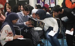 Tokarczuk odwiedziła szkołę w cieszącej się złą sławą imigranckiej dzielnicy Sztokholmu [ZDJĘCIA]