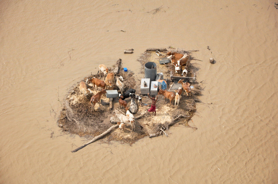 2010-08-10T043343Z_01_AAL101_RTRIDSP_3_PAKISTAN-FLOODS.jpg