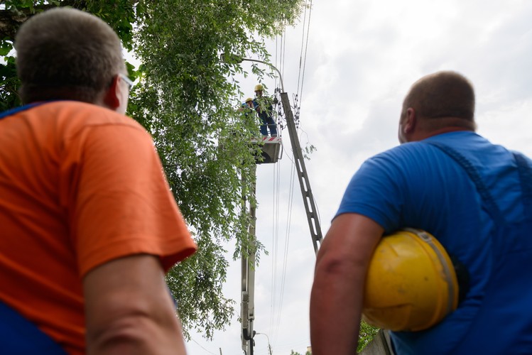 Poznań. Pracownicy firmy energetycznej usuwają skutki nawałnicy
