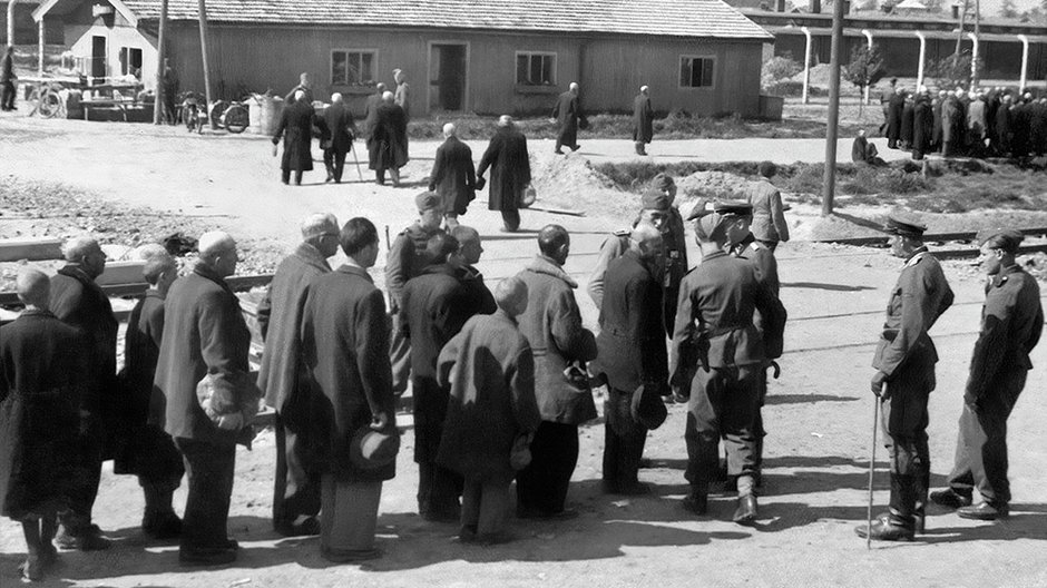 Maj 1944. Żydzi z Rusi Podkarpackiej podczas „selekcji” w Auschwitz-Birkenau. W tle osoby skierowane na lewo, do komór gazowych. Fot. Bernhard Walter lub Ernst Hofmann / Lili Jacob/ Fortepan