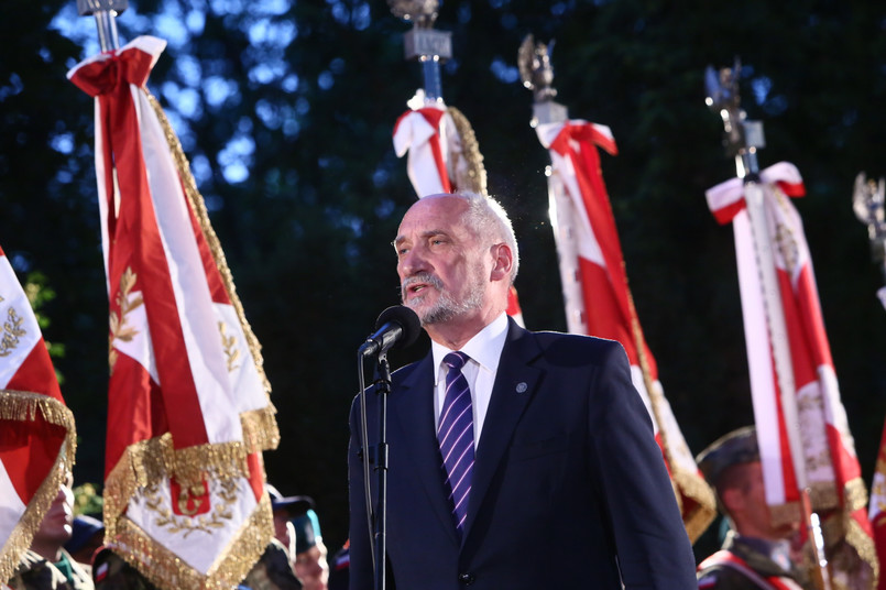 Minister obrony narodowej Antoni Macierewicz podczas uroczystego Apelu Pamięci przed Pomnikiem Poległych w 1920 r. na Cmentarzu Wojskowym na Powązkach w Warszawie