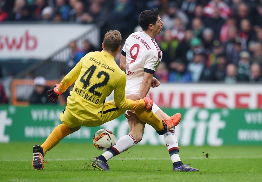 Brutalny faul na Lewandowskim! Sędzia nawet nie gwizdnął