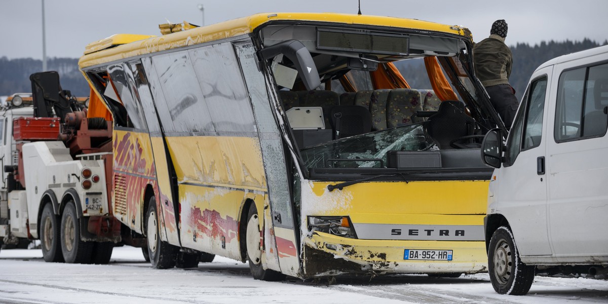 W tragicznym wypadku szkolnego busa na wschodzie Francji zginęło 2 uczniów, a 4 zostało rannych