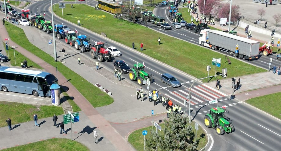 Rolnicy nie blokują na razie wszystkich pasów jezdni. To się może jednak zmienić