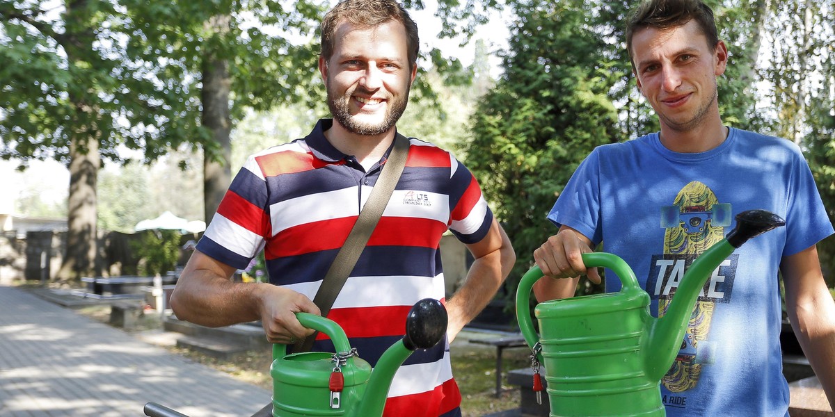 Wypożyczalnia konewek działa na tyskich cmentarzach