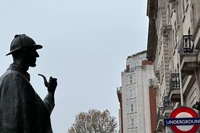 Nie tylko dla fanów Sherlocka. Ta książka wciąga jak dobry serial i solidnie przewietrza głowę