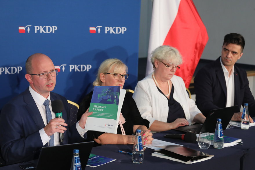 Członkowie Państwowej komisji ds. pedofilii prezentujący raport ze swoich prac, 2021 r.