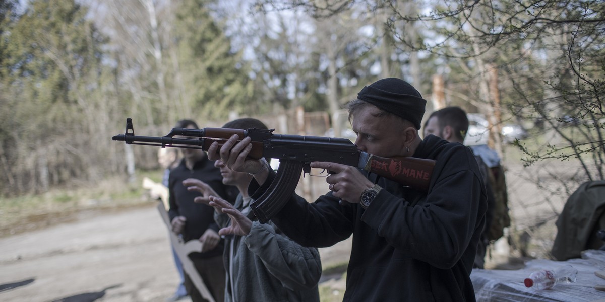 Walczący po stronie Ukrainy cudzoziemcy mogą liczyć na nawet 1-2 tys. dol. dziennie. Na zdjęciu szkolenie cywili we Lwowie, prowadzone przez ukraińskich żołnierzy oraz wspierających ich najemników z zagranicy.