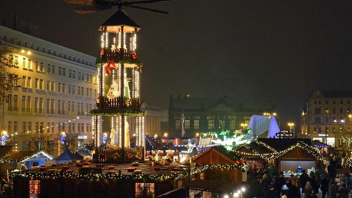 Poznański sanepid od początku grudnia przeprowadził ponad 50 kontroli - sprawdzano  sprzedawane produkty oraz warunki ich przechowywania. Pod lupą były nie tylko sklepy i markety, ale także bożonarodzeniowe jarmarki, których w tym roku w Poznaniu mamy dwa. Na płycie Starego Rynku nałożono trzy mandaty - m.in. za sprzedaż przeterminowanych wędlin.