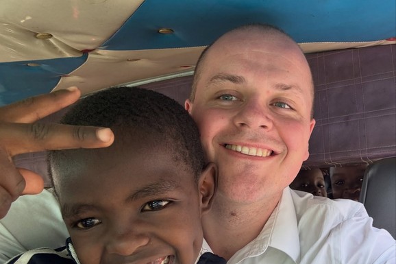 (FOTO, VIDEO) "Ta deca su gladna, neuhranjena, neka imaju HIV. Kad sam to video, shvatio sam - DA, TO JE MOJ POZIV": Vladimira je neverovatni tok sudbine odveo u Keniju, ono što je usledilo je za film