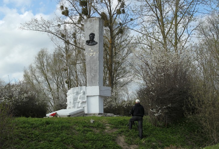 POMNIK GENERAŁA IWANA CZERNIACHOWSKIEGO ZDEWASTOWANY