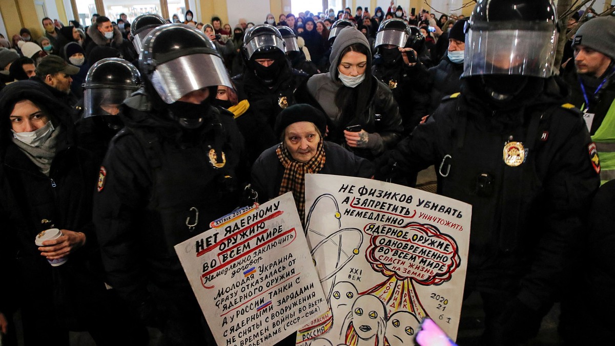 Jelena Osipowa, 77-letnia artystka i aktywistka zatrzymana przez służby porządkowe po antywojennym proteście w Sankt Petersburgu, 2 marca 2022 r