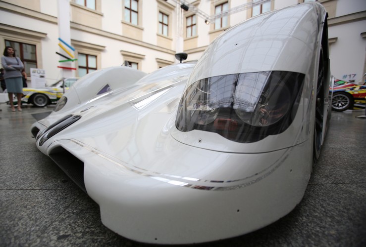 Model BMW V12 LMR autorstwa Jenny Holzer z 1999 r.
<br><br> fot. (zuz) PAP/Leszek Szymański