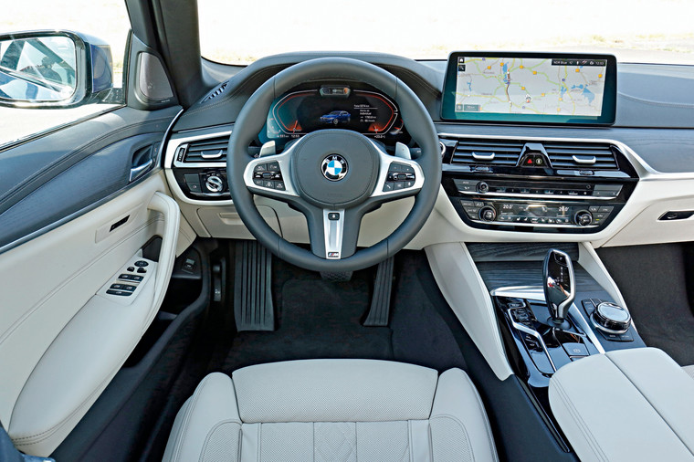 BMW 540i xDrive - kokpit