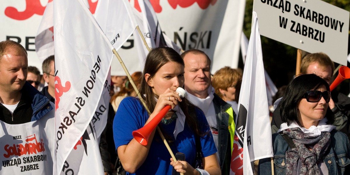 Jesienią może dojść do protestów, jakich dawno nie oglądaliśmy. Związkowcy w budżetówce mają dość zamrożenia płac i już zapowiadają zdecydowane działania. Na zdjęciu podobna demonstracja, która miała miejsce ponad 10 lat temu.