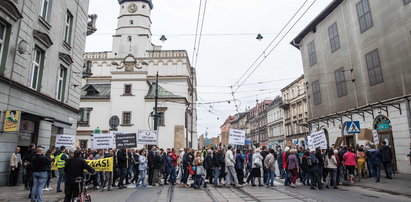 Protest w Krakowie. Mieszkańcy nie chcą likwidacji miejsc parkingowych w centrum